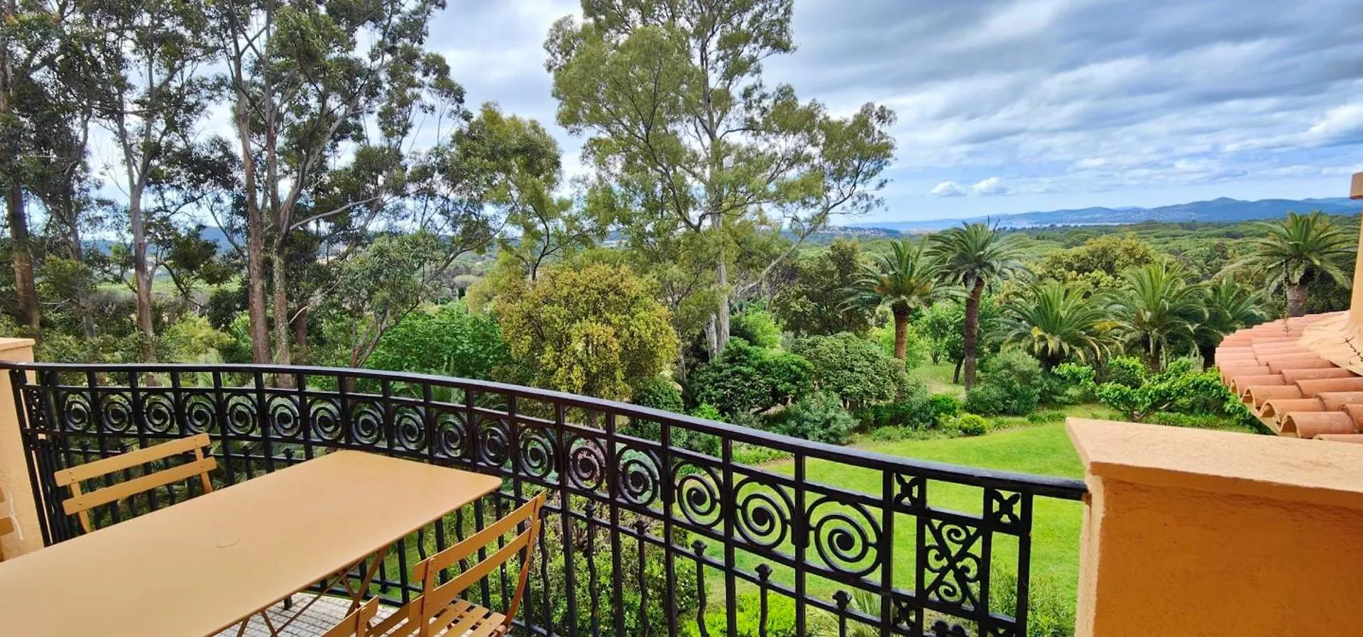 Apartment Spacious T3 With Balcony - Beautiful Sea View Saint-Raphael  France